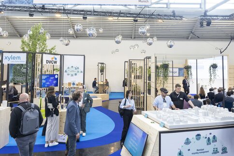 Messestand zum Thema Wasserstoff und Kreislaufwirtschaft auf der IFAT Munich mit Besuchern und Informationsdisplays.