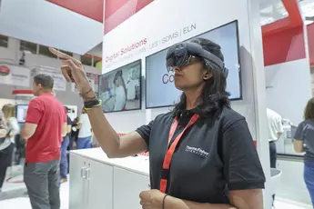 Visitor tests VR glasses