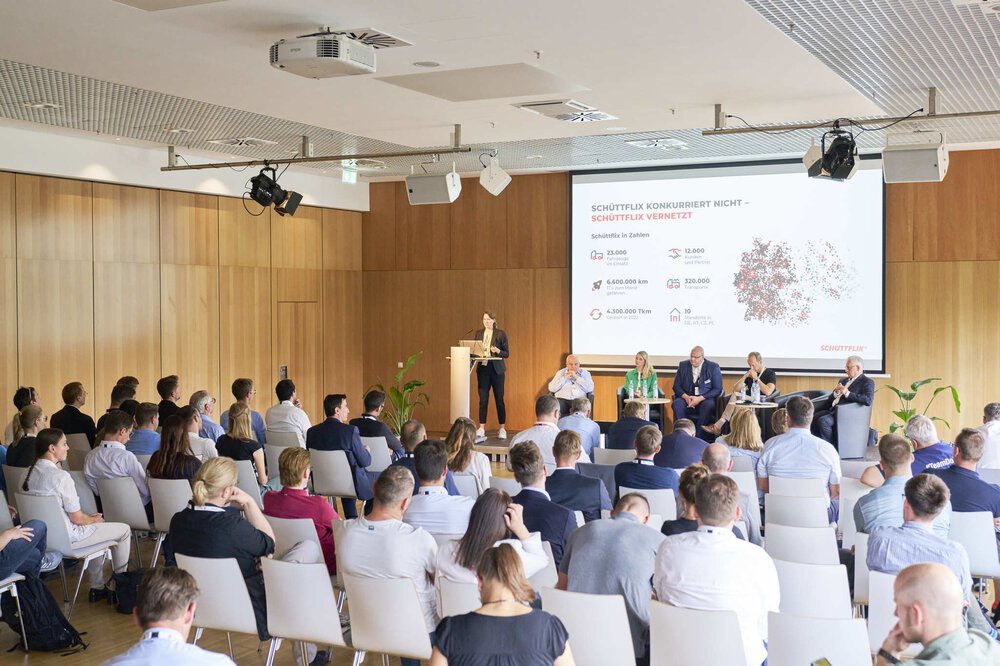 Neben einer begleitenden Ausstellung mit über 90 Ausstellern standen in erster Linie interaktive Sessions wie Panel Discussions, Think Tanks oder Barcamps im Mittelpunkt.