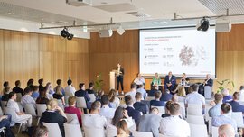 Neben einer begleitenden Ausstellung mit über 90 Ausstellern standen in erster Linie interaktive Sessions wie Panel Discussions, Think Tanks oder Barcamps im Mittelpunkt.