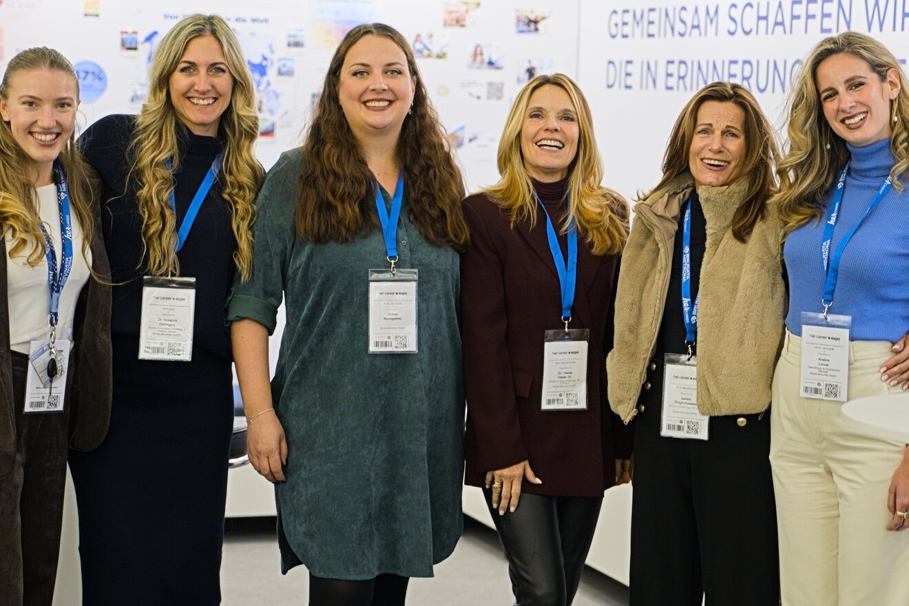 Auf dem Foto sieht man ein Foto von dem Stand der Messe München auf der herCAREER Messe