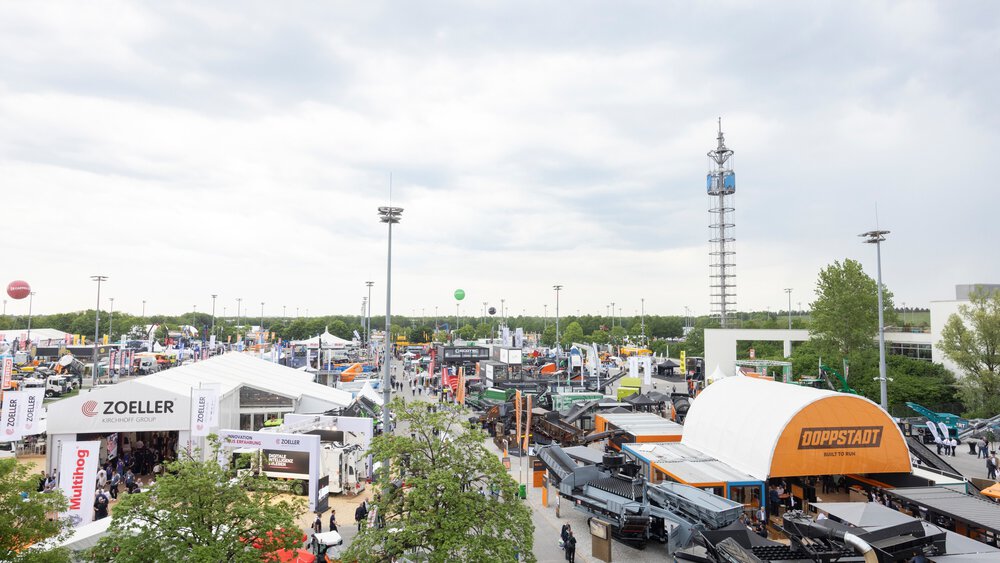 Überblick über ein weitläufiges Freigelände der Messe mit zahlreichen Außenausstellern, Zelten, Maschinen und Besuchern zwischen den Ständen