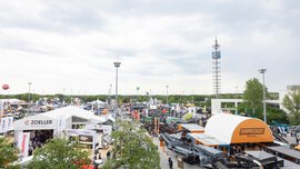 Überblick über ein weitläufiges Freigelände der Messe mit zahlreichen Außenausstellern, Zelten, Maschinen und Besuchern zwischen den Ständen