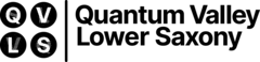 Logo mit vier schwarzen runden Kacheln mit weißen Buchstaben: Q, V, L und S, angeordnet in einem 2x2-Raster, daneben der Text „Quantum Valley Lower Saxony“.