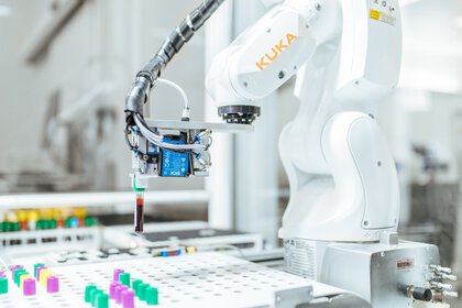 Already before the corona pandemic, Aalborg University Hospital in Denmark relieved laboratory personnel of the burden of handling blood samples by means of automated solutions.