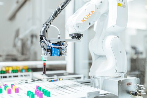 Already before the corona pandemic, Aalborg University Hospital in Denmark relieved laboratory personnel of the burden of handling blood samples by means of automated solutions.