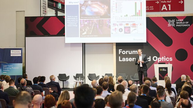 Vortrag zum Thema Laserfusion im Forum „Laser and Optics“ auf der Laser World of Photonics 2025, zahlreiche Zuhörer im Publikum.