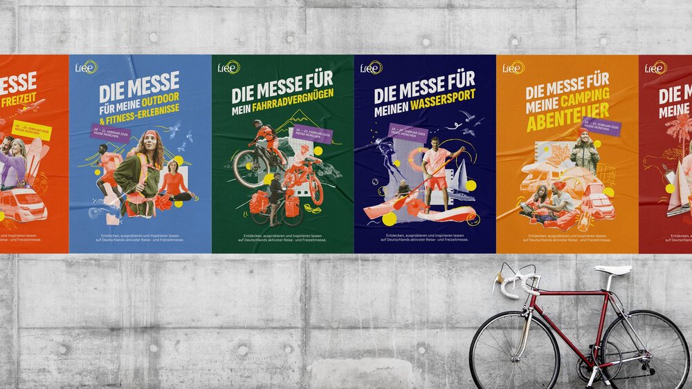 Bunte Plakate an einer Wand, die für verschiedene Hobbyausstellungen in deutscher Sprache werben, mit einem davor geparkten Fahrrad.