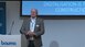 A man in a suit gives a lecture on digitalisation in the construction industry.