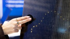 Hand berührt interaktive Oberfläche mit integrierten Leuchtpunkten aus gedruckter Elektronik