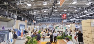 Hustle and bustle in exhibition hall B4. The Start-up Arena at automatica and other trade fair stands can be seen in the background.