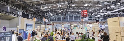 Hustle and bustle in exhibition hall B4. The Start-up Arena at automatica and other trade fair stands can be seen in the background.