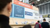 Besucher betrachten einen Stand mit Informationen und Radreiseangeboten.