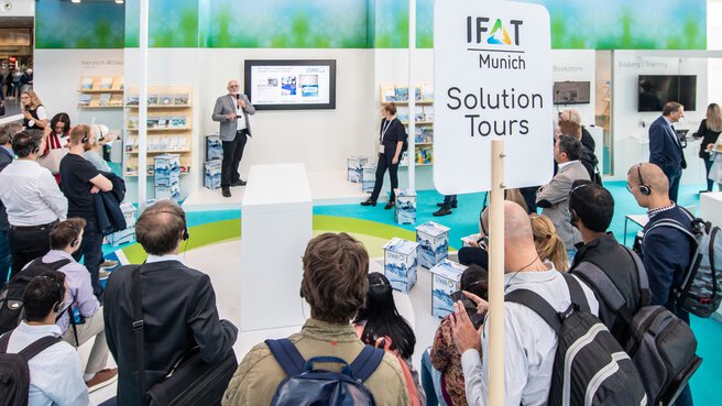 Eine Gruppe Besucher auf der Lösungstour 