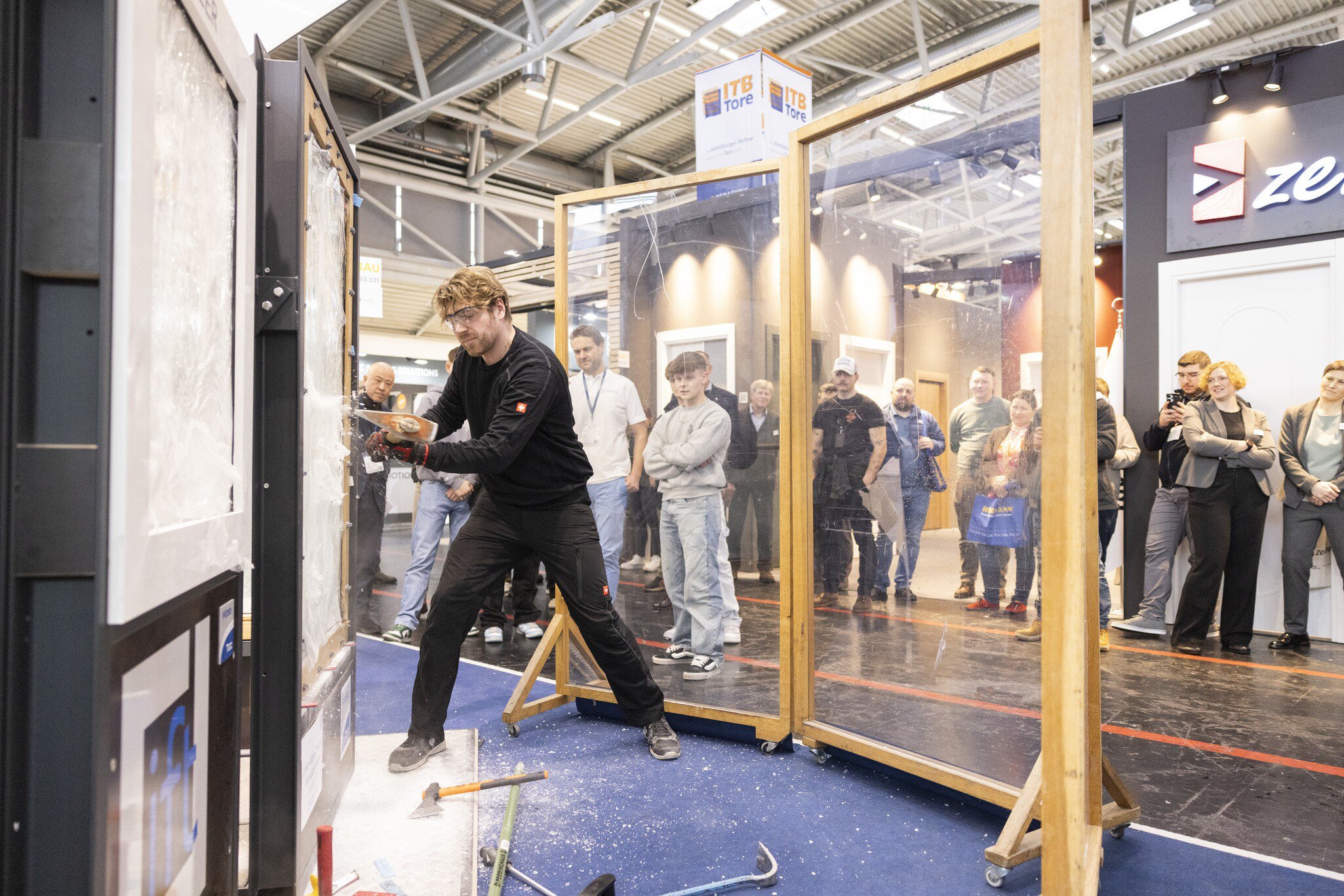 Livedemonstration Sicherheit eines Fensterns auf der Sonderschaufläche des ift Rosenheim