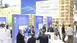 Lebendiges Treiben auf der Weltleitmesse zum Thema Wasser- und Abwasserwirtschaft IFAT Munich. Das Bild zeigt einen Stand mit mehreren Infopoints. An den einzelnen Infopoints informieren sich zahlreiche Besucher und nutzen die Gelegenheit zum Networking. Im Hintergrund sieht man große die Schlagworte „Kanal“, „Abwasser“, Industrieabwasserreinigung“, „Kläranlagen“ und „Wasser“. Über den Ständen sind Schilder von Ausstellern wie „hanseWasser“, „Gelsenwasser“ „EasyMining“ und anderen Unternehmen der Wasserbranche zu sehen.