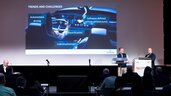 Präsentation zu Trends und Herausforderungen wie autonomes Fahren und Elektrifizierung auf der LOPEC Bühne