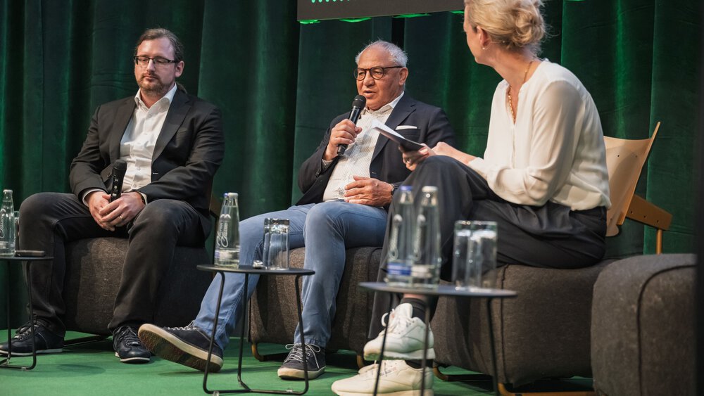 Pascal Klein, Felix Magath und Lisa Nienhaus (Süddeutsche Zeitung) (links nach rechts) im Paneltalk auf der Green Stage der IFAT Munich 2026. 