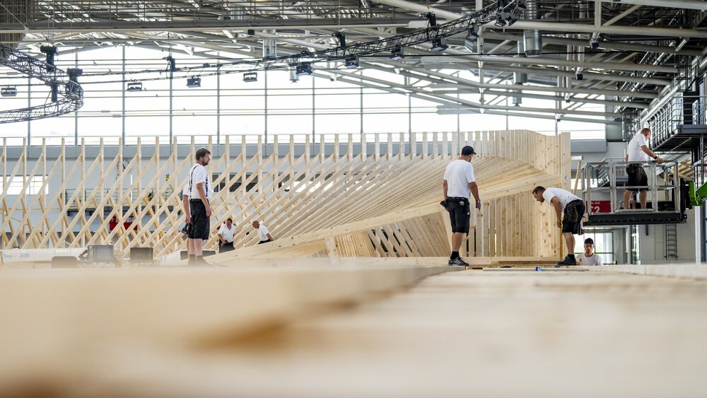 Construction of the track cycling track for the European Championships Munich 2022 (credit: Messe München)