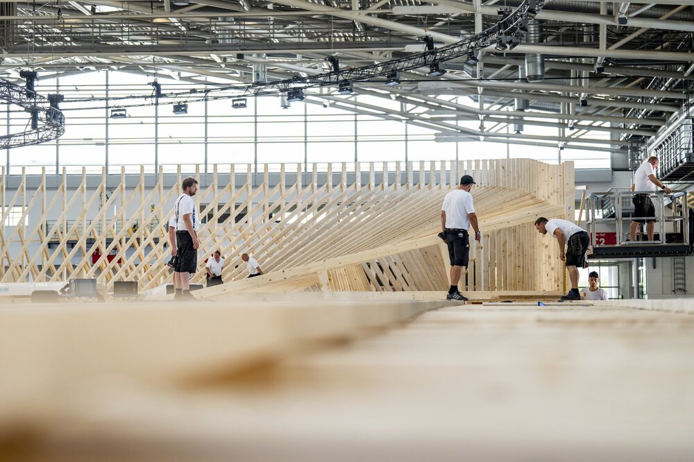 Construction of the track cycling track for the European Championships Munich 2022 (credit: Messe München)
