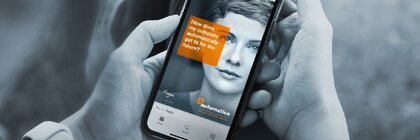 Nahaufnahme eines Smartphones in den Händen einer Person, auf dem die automatica App zu sehen ist.