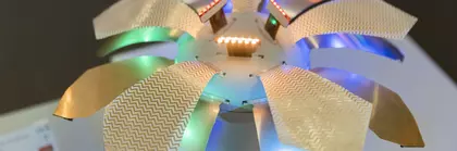 Futuristische Blumenskulptur aus Metall mit mehrfarbigen LED-Lichtern auf jedem Blütenblatt.