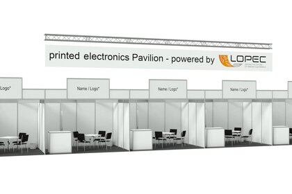 Gerenderte Ausstellungsstände mit Platzhalterlogos unter einem Banner mit der Aufschrift „Printed Electronics Pavilion – powered by LOPEC“.