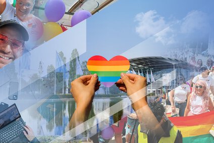 Dunkelblauer Hintergrund mit diagonalen Streifen und einem bunten, segmentierten Logo auf der rechten Seite.