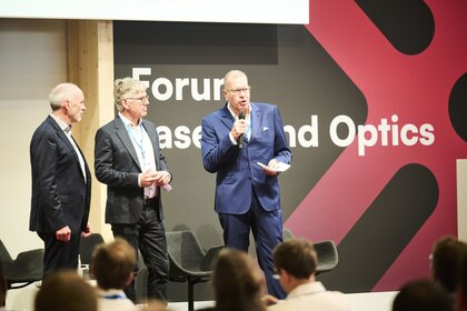 Prof. Dr. Andreas Tünnermann, Hans-Dieter Hoffmann, Dr. Thomas Rettich on stage of Forum Lasers and Optics 2025
