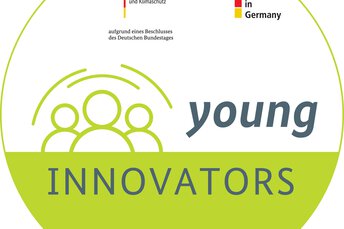 Das Logo von „young INNOVATORS“ in einem grünen Kreis mit drei stilisierten Personen und den Logos der Förderen.