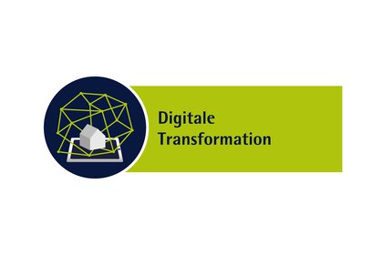 Grün-blaues Logo mit einem weißen Haus auf einem Tablet und einem grünen ungleichmäßigen Netz dahinter. Daneben steht auf grünem Grund „Digitale Transformation“.