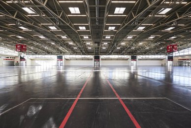 Leere Messehalle
