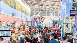 Zahlreiche Besucher laufen zwischen Ausstellungsständen mit bunten Werbebannern und Mitmachbereichen der f.re.e in einer Halle der Messe München entlang.