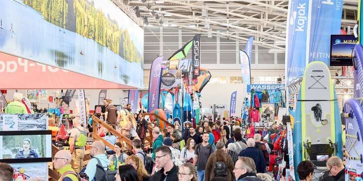 Zahlreiche Besucher laufen zwischen Ausstellungsständen mit bunten Werbebannern und Mitmachbereichen der f.re.e in einer Halle der Messe München entlang.