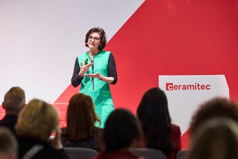 Referentin spricht vor Publikum auf der ceramitec Bühne
