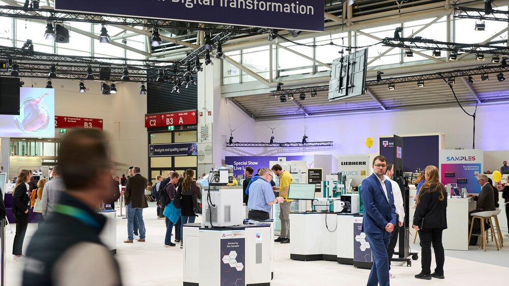 Visitors to the “Digital Transformation” special show at the cutting-edge trade fair analytica.