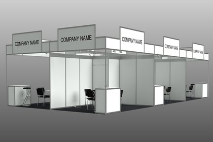 3D-Darstellung mehrerer Messestände mit Stühlen und Tresen, weißen Trennwänden und Schildern übern den Ständen, auf denen „COMPANY NAME“ steht.