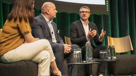Nakissa Salavati (Süddeutsche Zeitung), Christian Sadleder und Jan-Marten Krebs (links nach rechts) im Paneltalk auf der Green Stage der IFAT Munich 2026. 