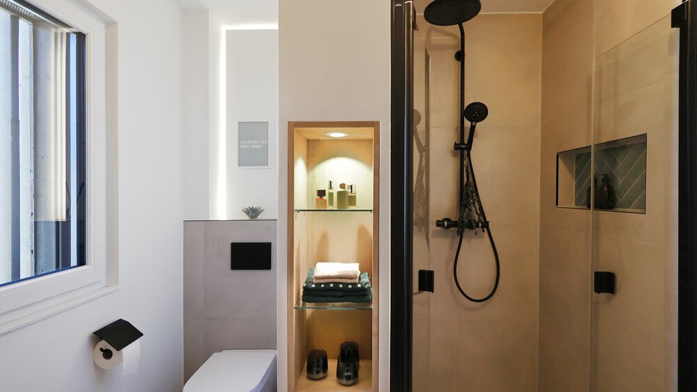 Modernes Badezimmer mit Glasdusche, Wand-WC, beleuchtetem Regal und einem Fenster mit Tageslicht.