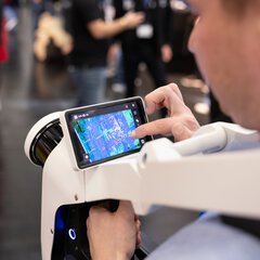 Mann trägt Exo-Skelett mit Touch-Screen