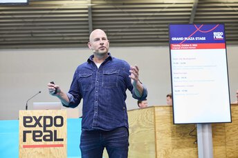 Ein Mann spricht auf der 