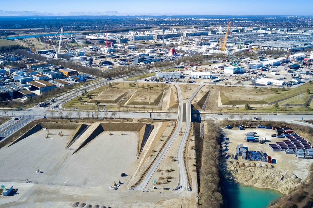 Blick aus der Vogelperspektive auf das Baugelände der neuen Brücke für die Messe München.