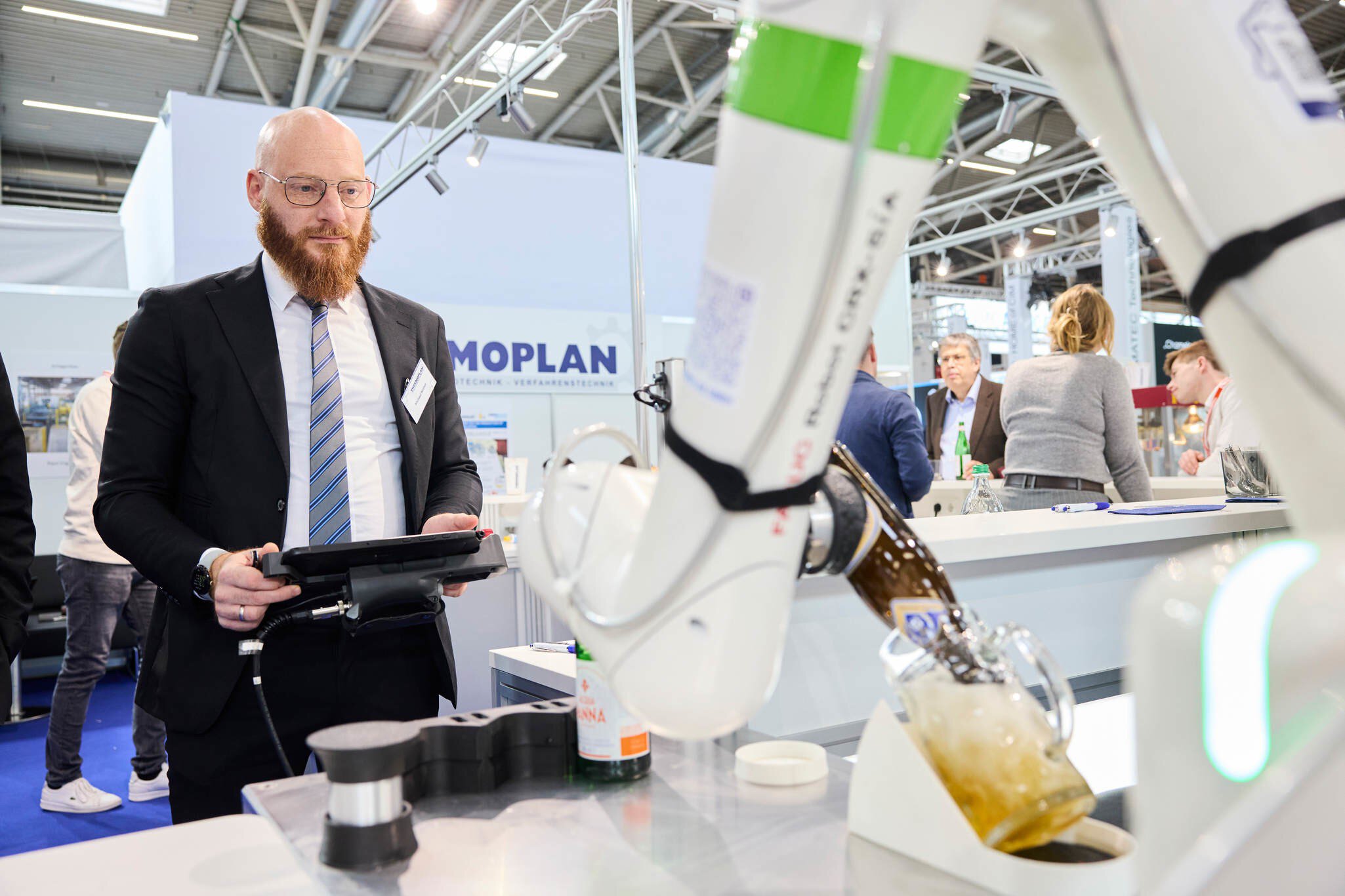 Besucher steuert Roboterarm bei Live-Demonstration