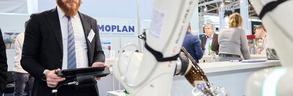 Besucher steuert Roboterarm bei Live-Demonstration