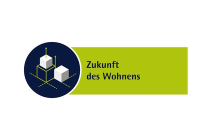 Logo mit zwei weißen Würfeln und grünen Linien in einem dunkelblauen Kreis und rechts daneben der Text „Zukunft des Wohnens“ auf grünem Grund.