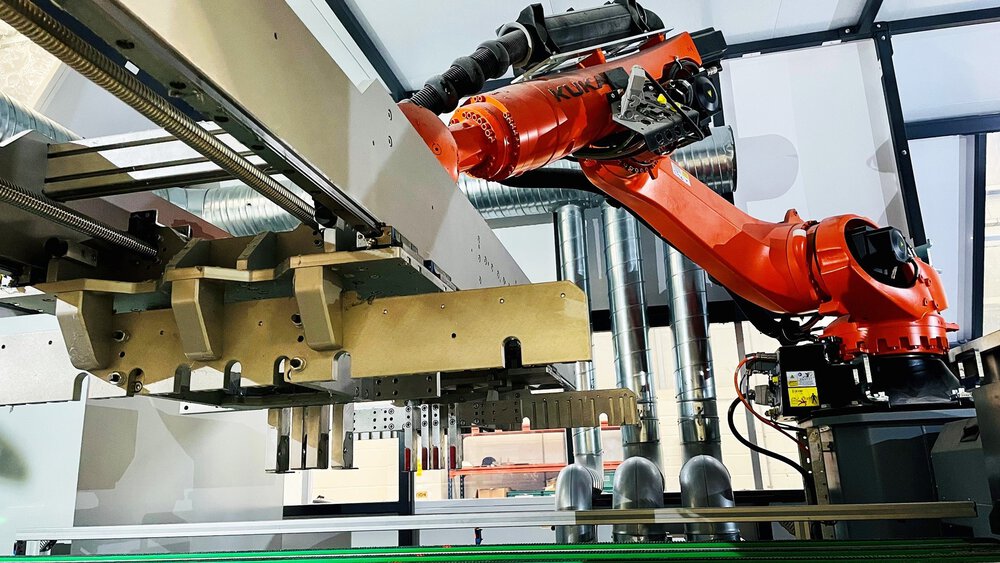 Environmentally friendly robot in an environmentally friendly application: A Kuka KR QUANTEC recycling electronic waste. © Kuka