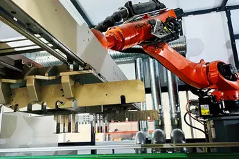 Umweltfreundlicher Roboter in umweltfreundlicher Applikation: Ein Kuka KR QUANTEC beim Recycling von Elektroschrott. © Kuka