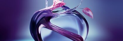 Abstrakte Glas­skulptur in Blau‑ und Violetttönen mit organischen Formen und blattähnlichen Elementen.
