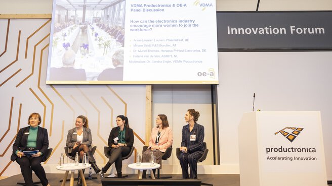 Fünf Frauen sitzen auf der Bühne des 