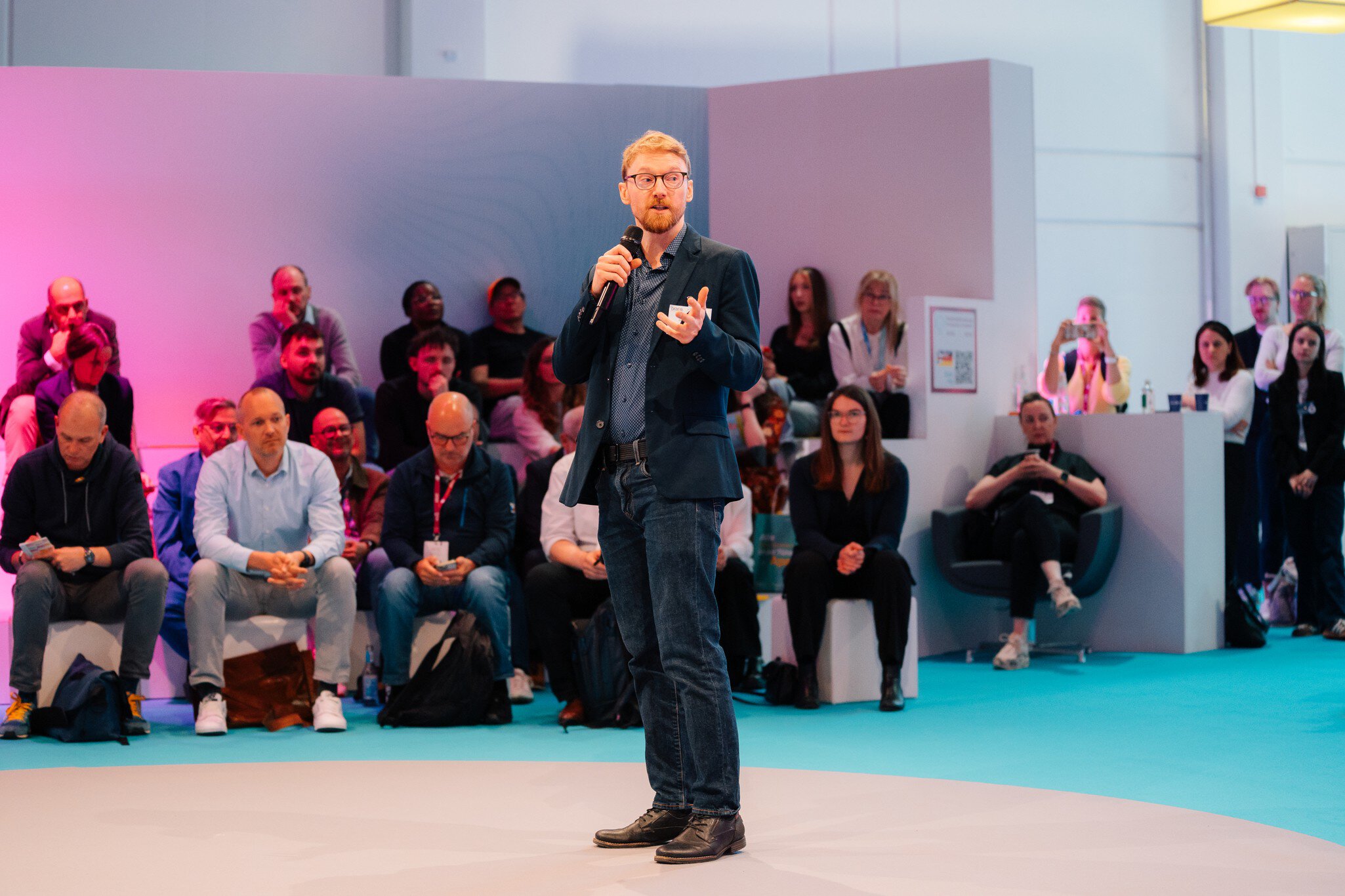 Offene DMEA Bühnenarena mit Podiumsdiskussion und Publikum